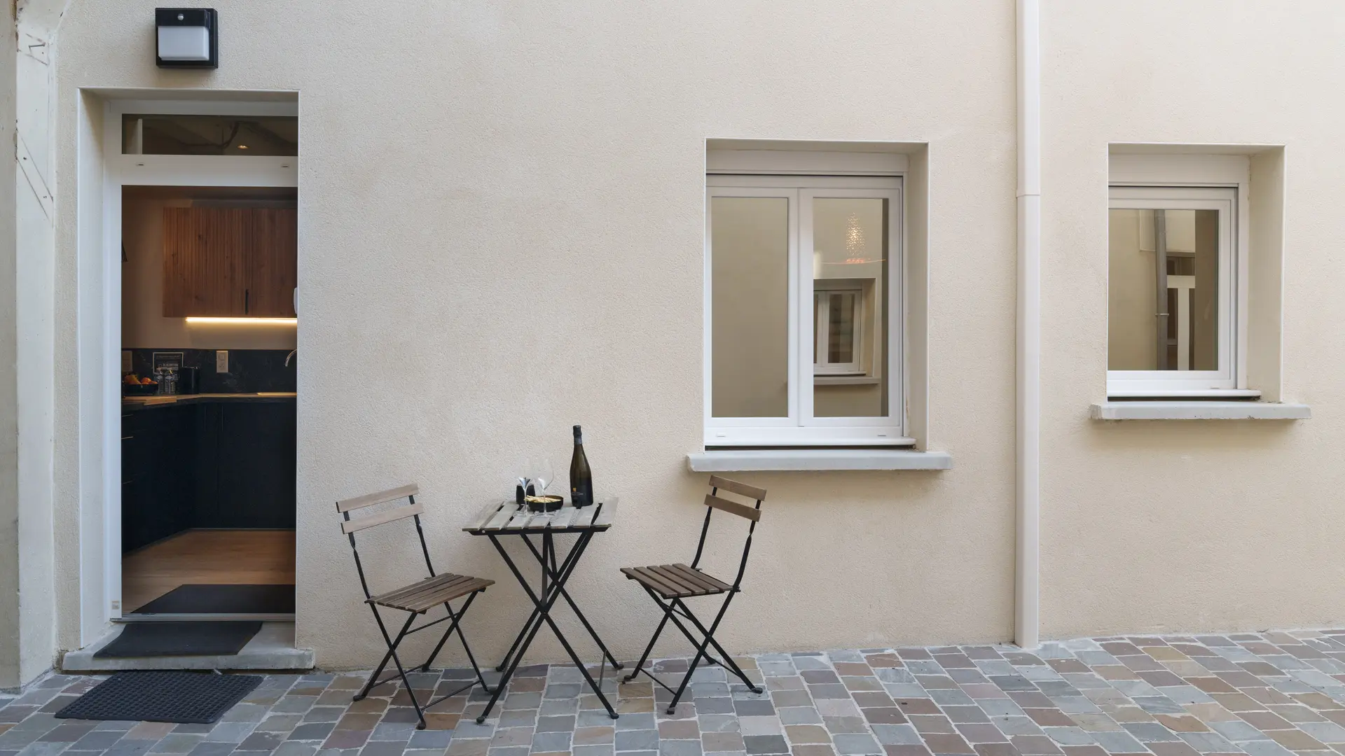 Cour intérieure pavée commune