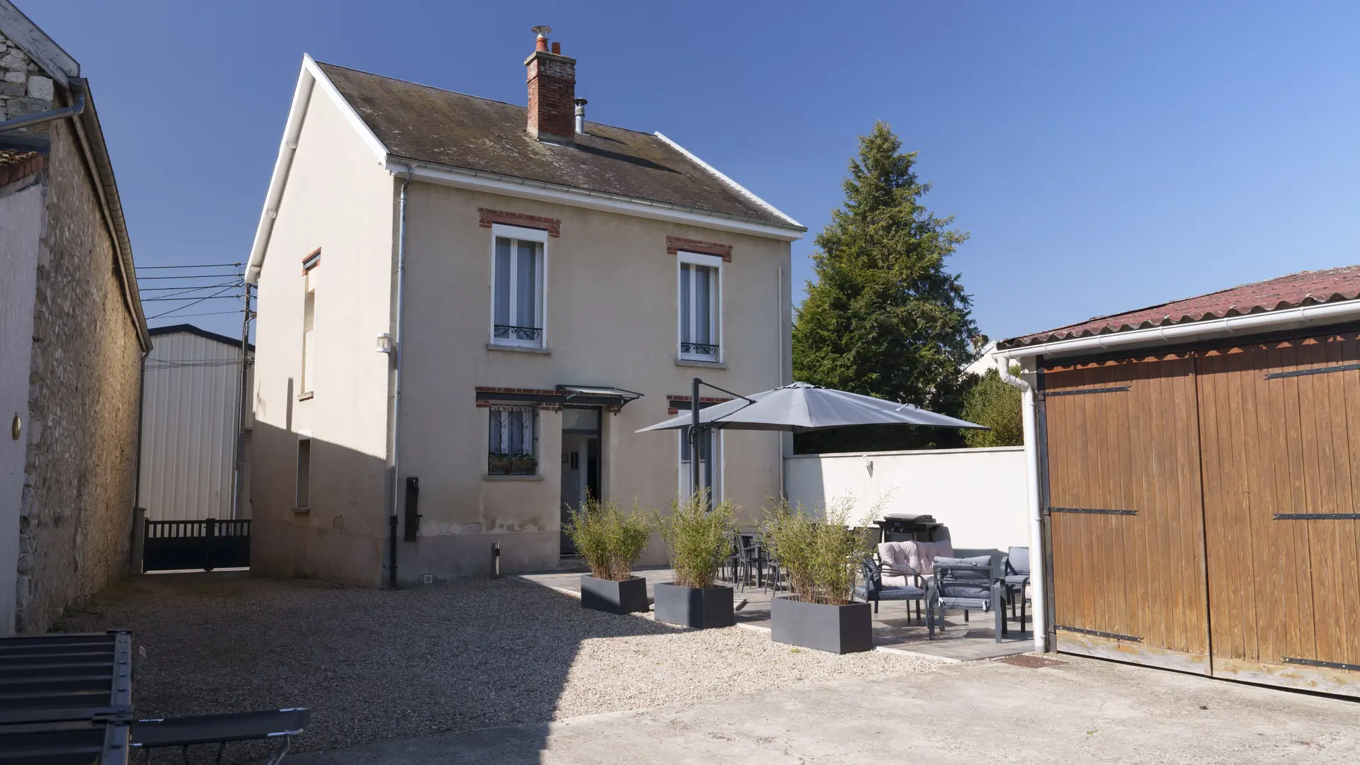 Cour fermée et terrasse sans vis à vis du gîte