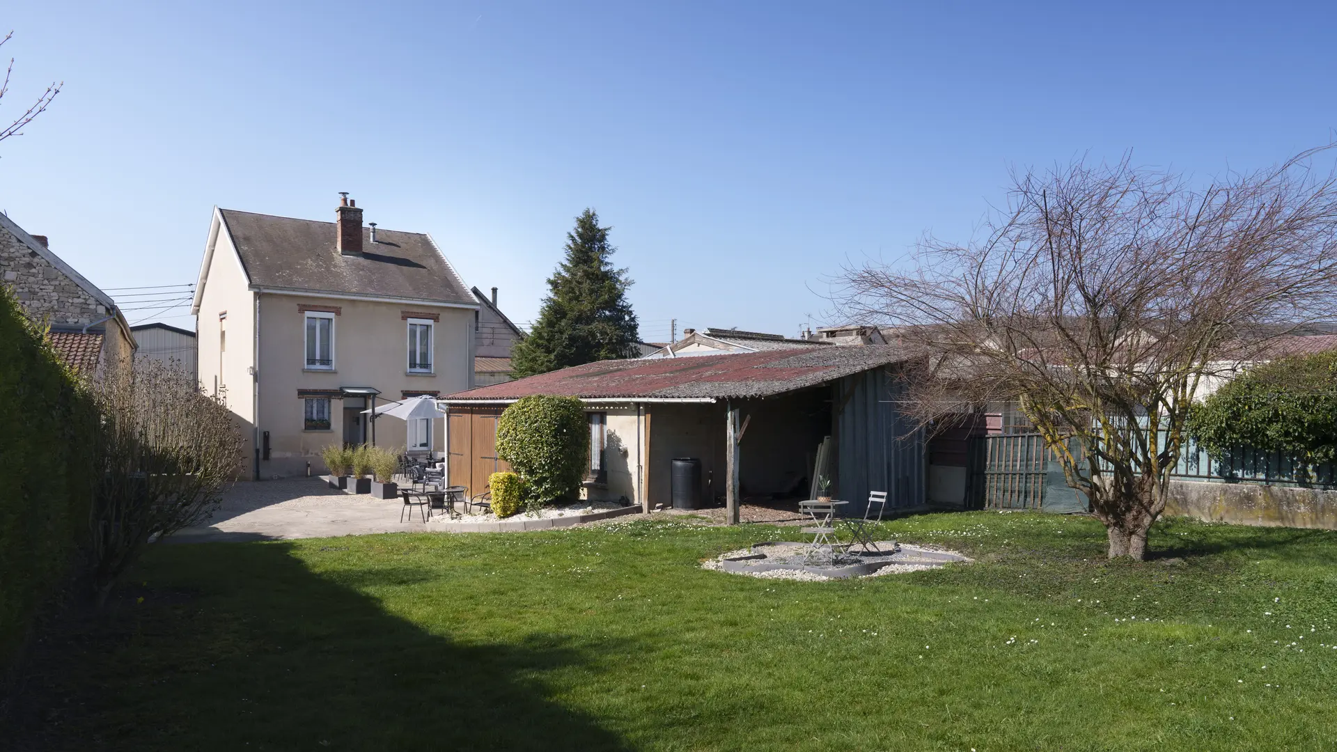 le grand gîte avec la cour et jardin privée
