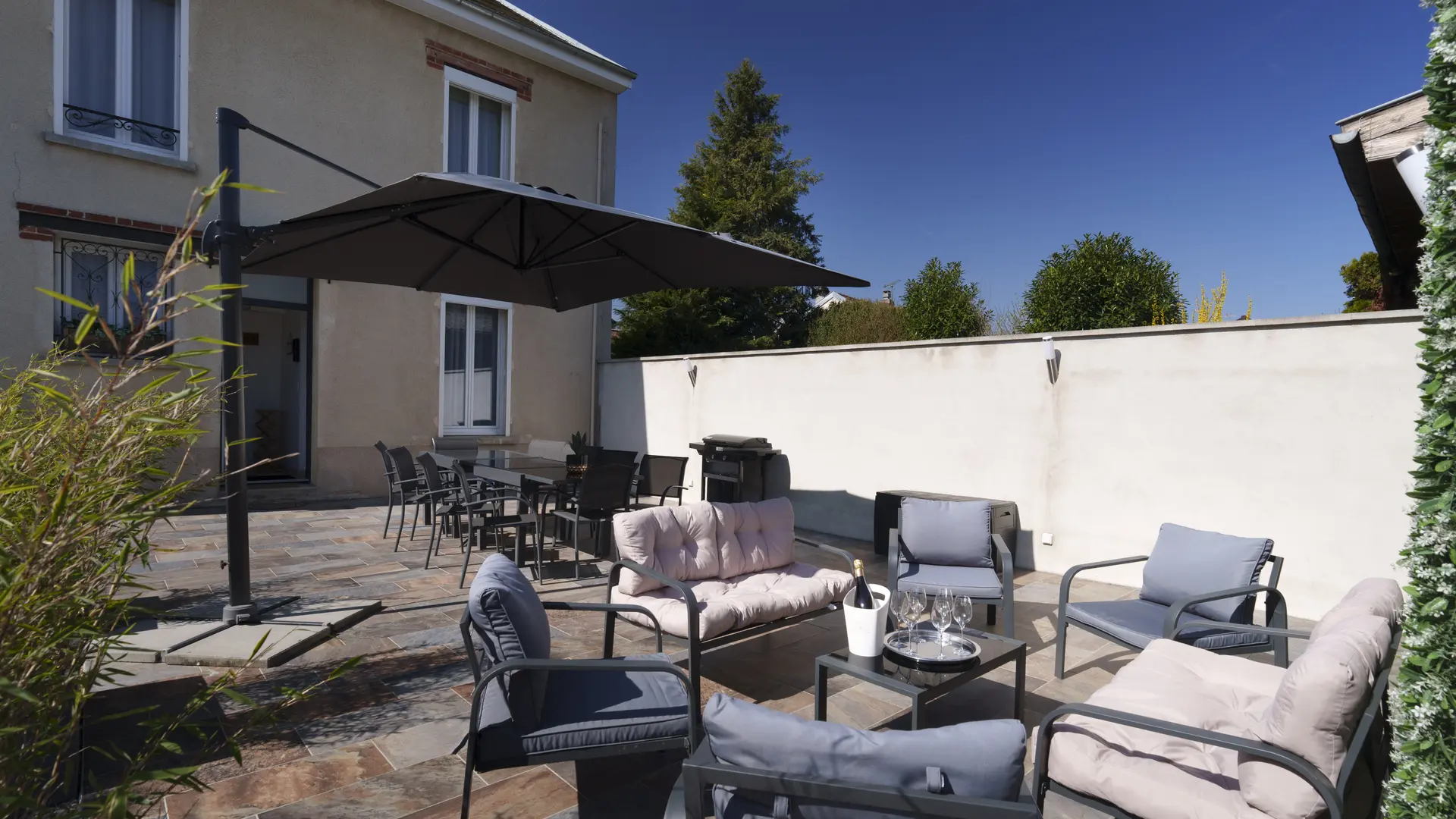 La terrasse et son salon de jardin