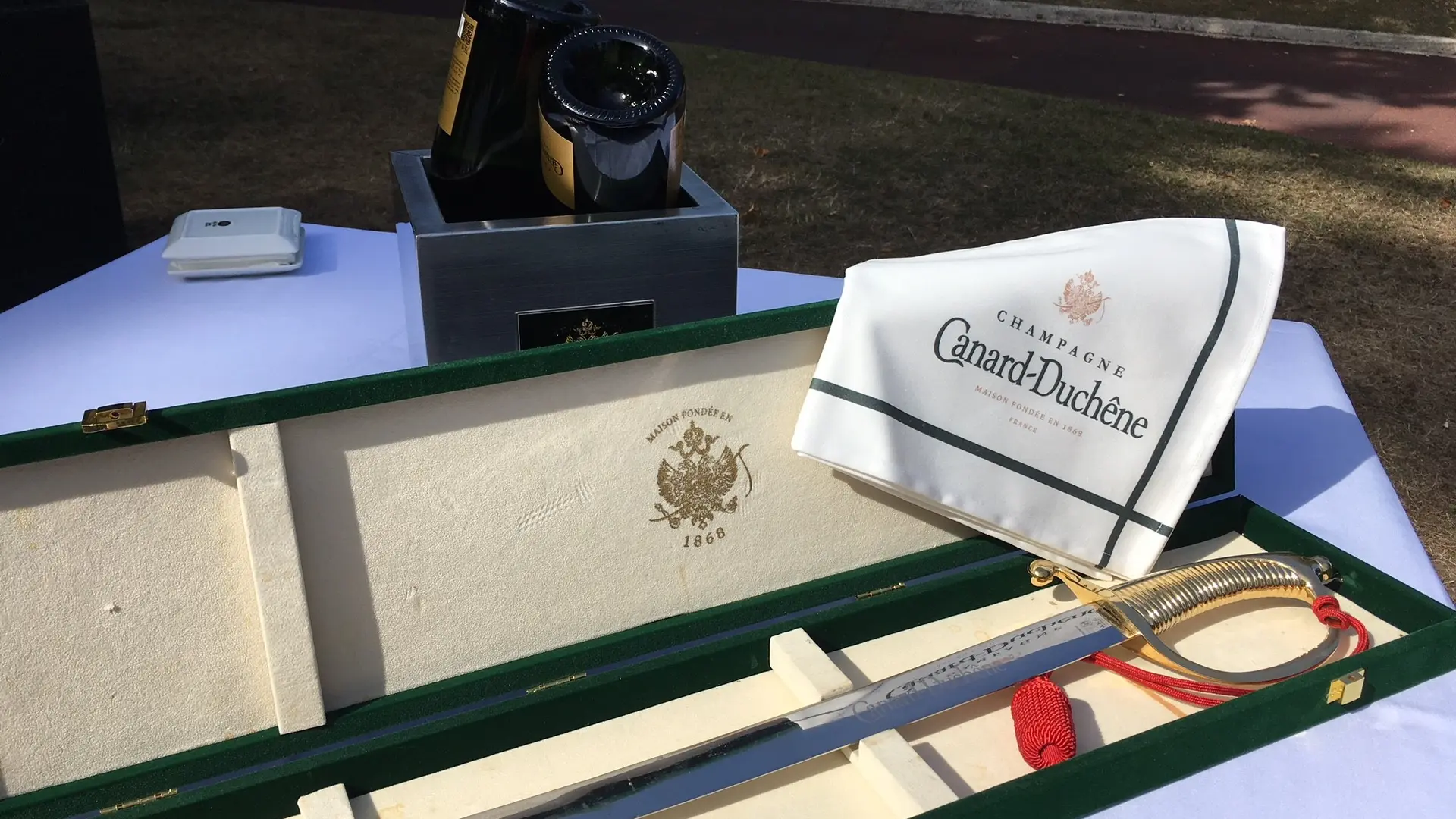 champagne-canard-duchene-sabrage