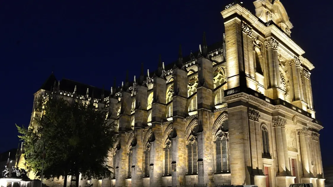 cathedrale-saint-etienne-illuminee