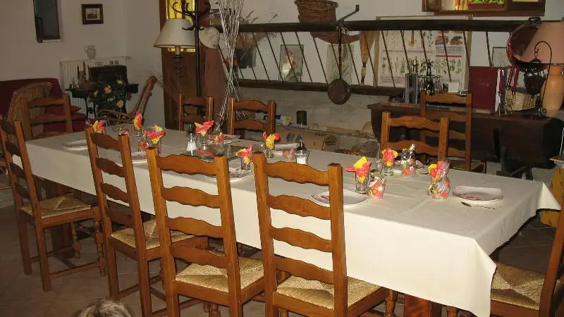 chambres-hotes-les-perrières-st-germain-la-ville-salle-petit-déjeuner