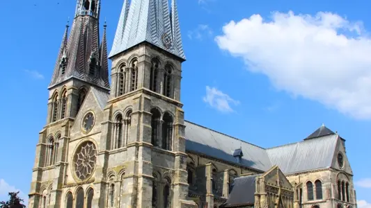 collegiale-notre-dame-en-vaux-facade