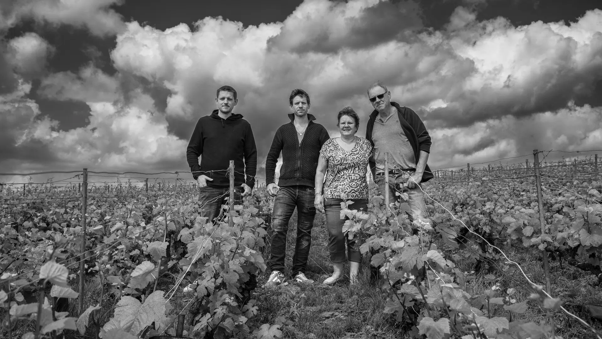 famille dans vigne noir blanc