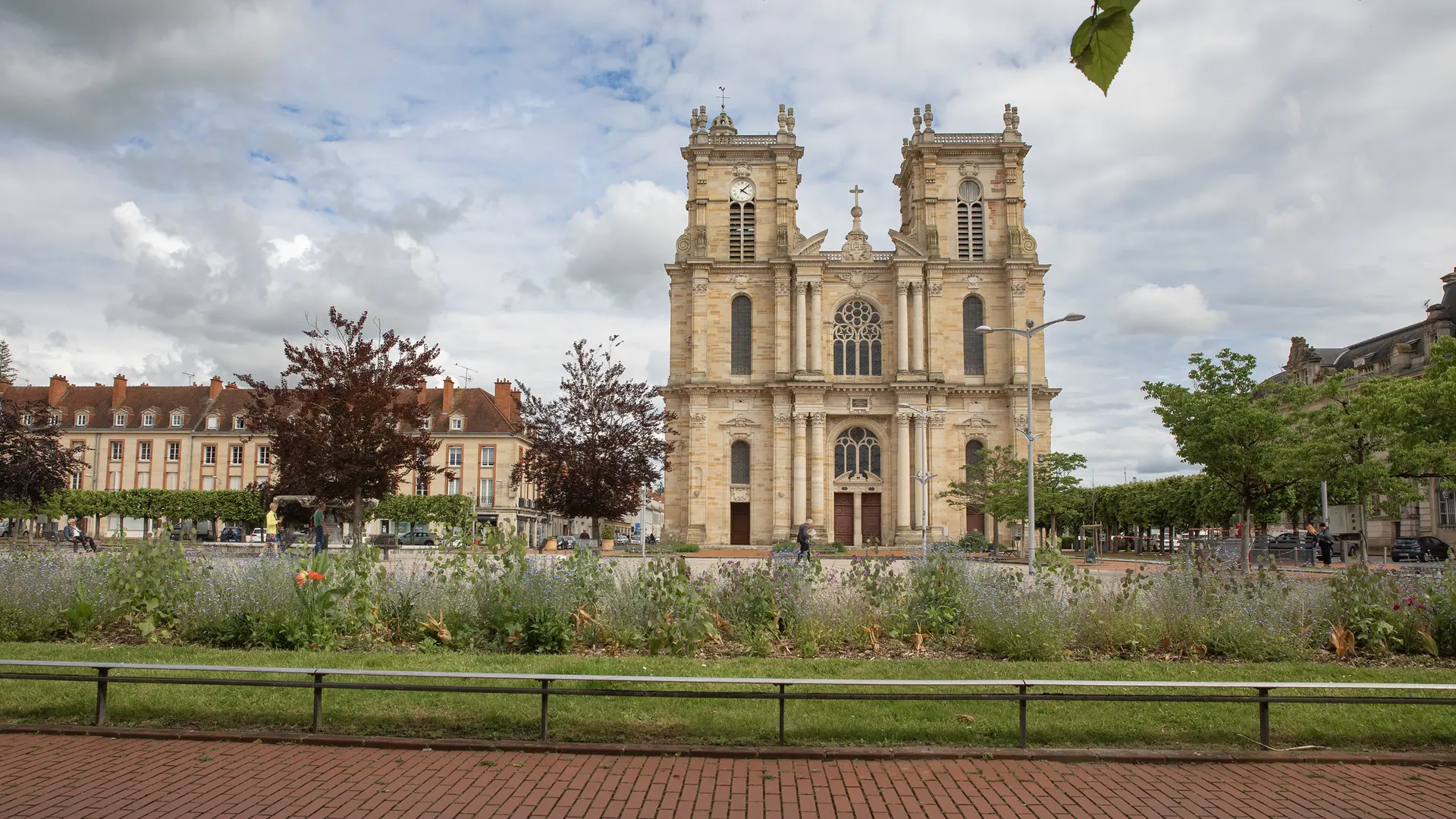 facade-collegiale-vitry-le-francois