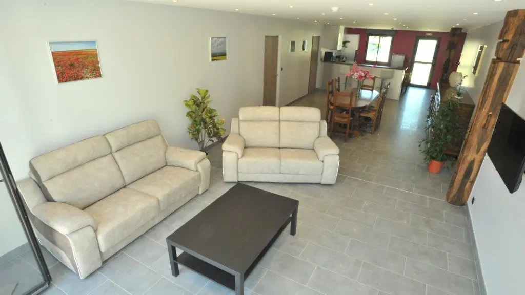 gite-la-petillante-soudron-salon