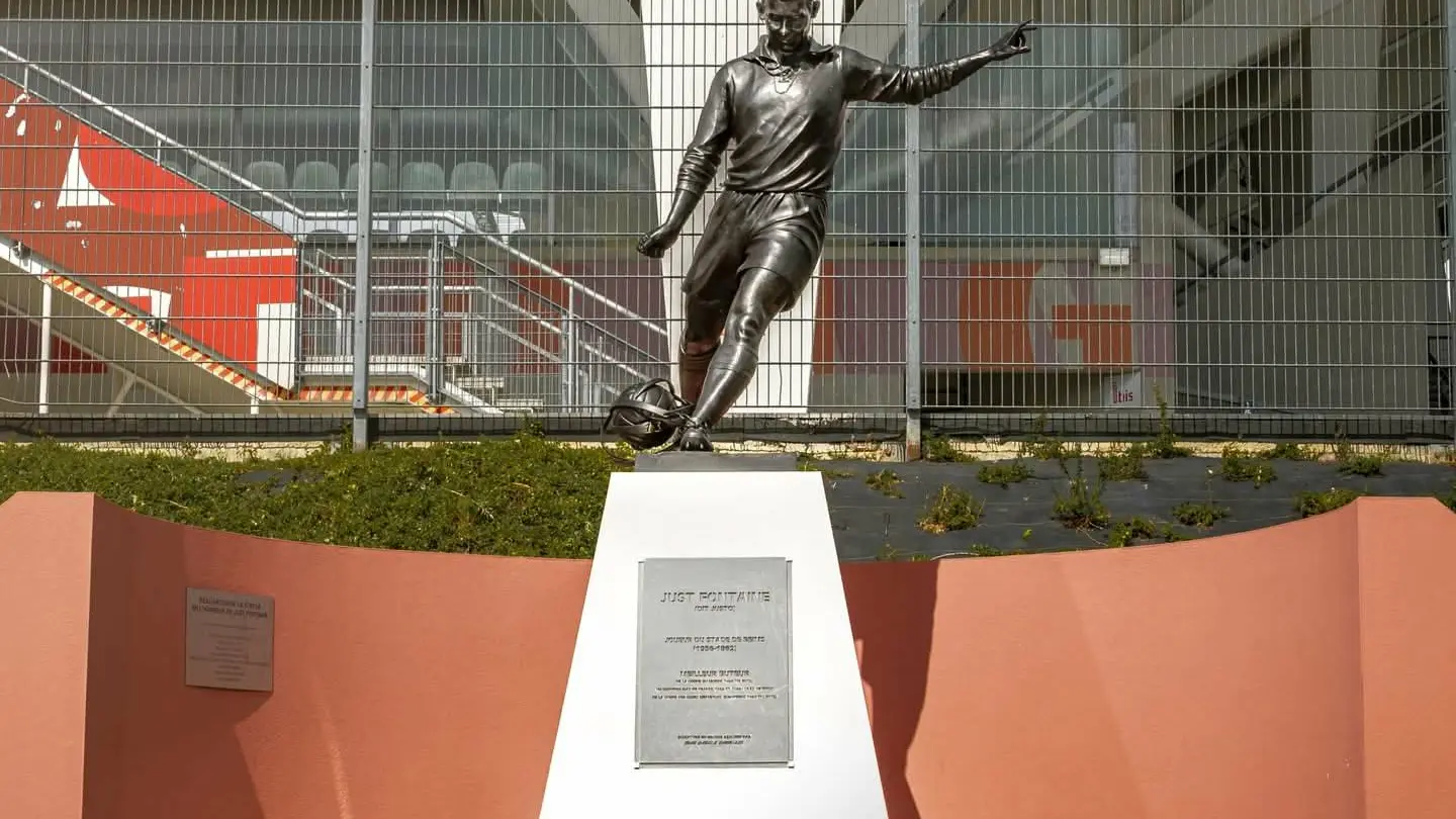 juan-carlos-carillo-statue-just-fontaine