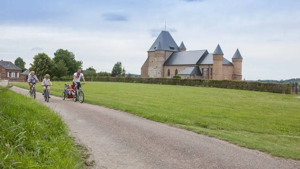 Eglise fortifiée < Flavigny-le-grand-et-Beaurain < Aisne < Picardie