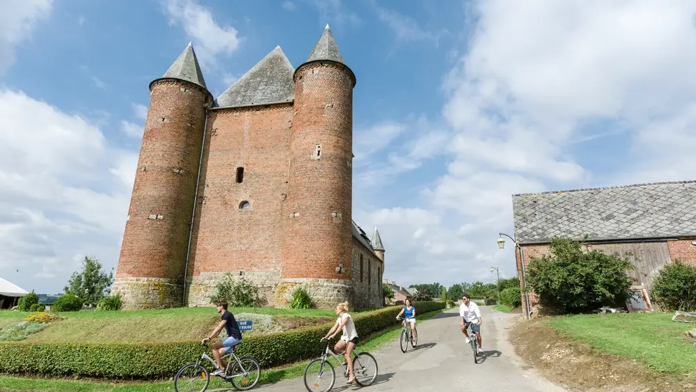 Église fortifiée Saint Nicolas < Englancourt < Thiérache < Hauts-de-France