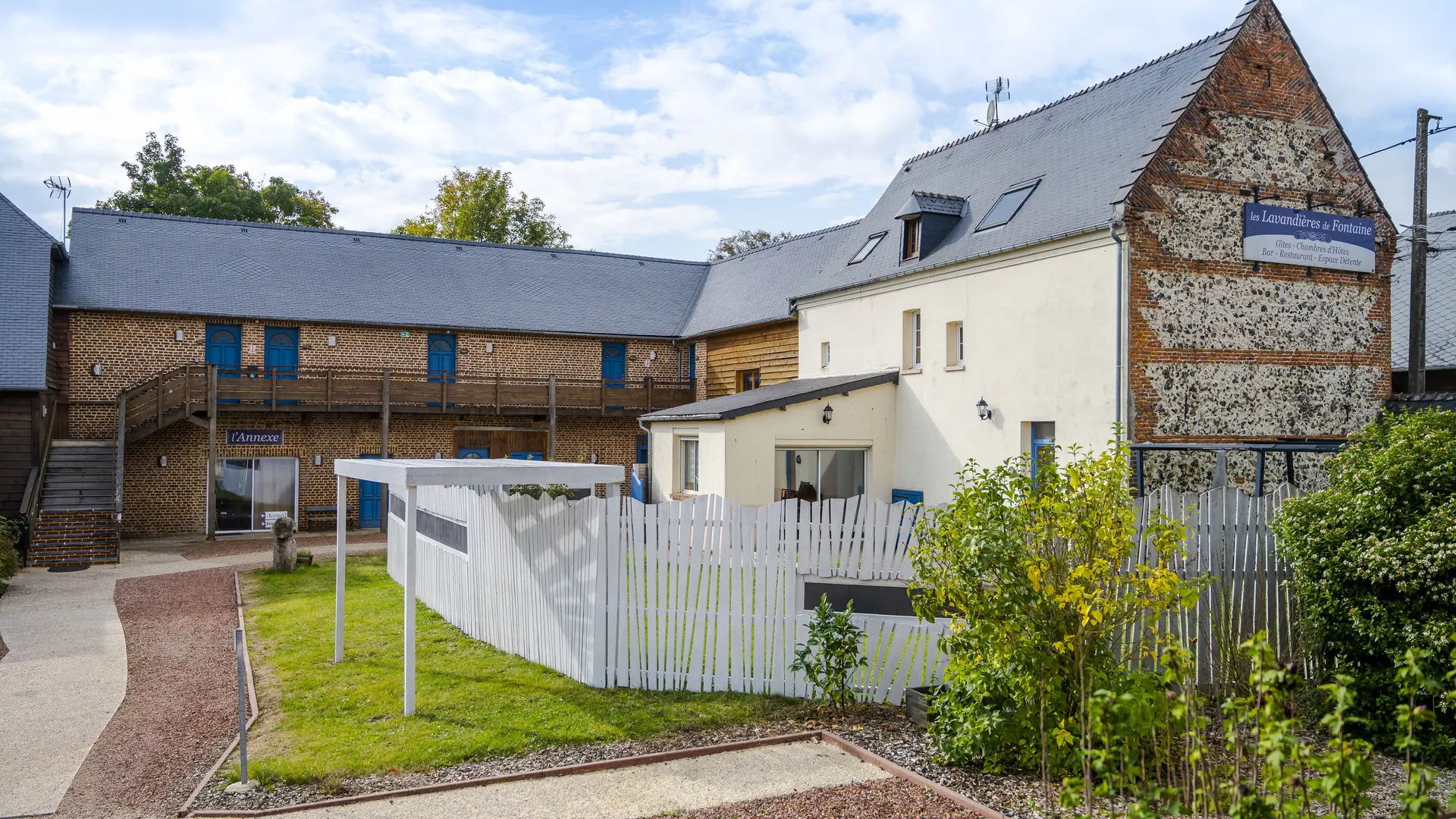 Les Lavandières - Maison d'hôtes 12 p - vue cour centrale