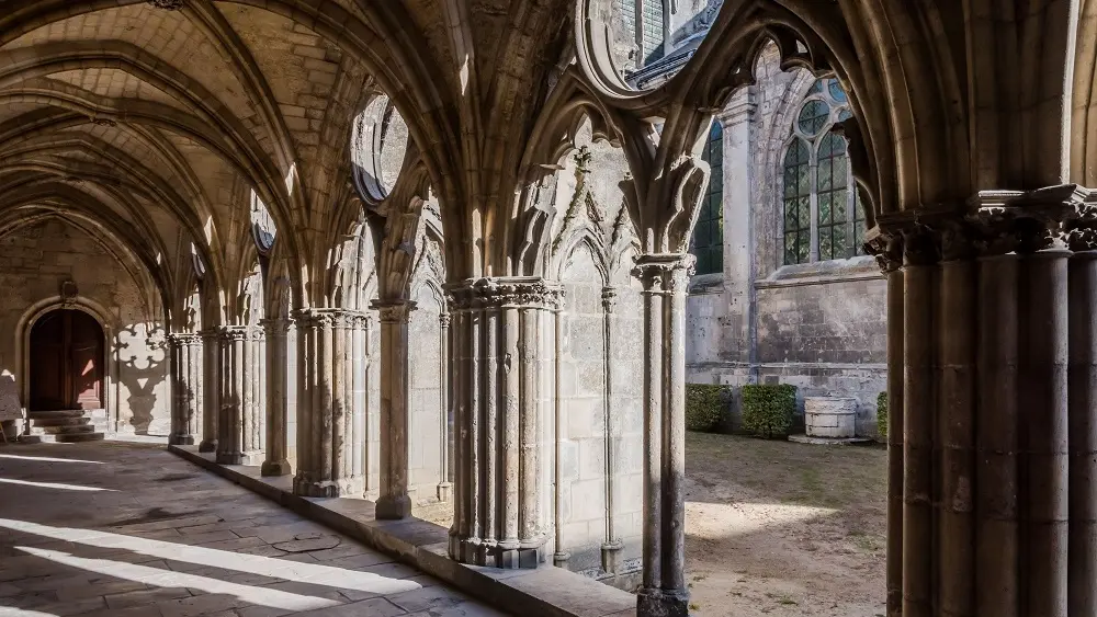 Cloître < Abbaye Saint-Léger < Soissons < Aisne