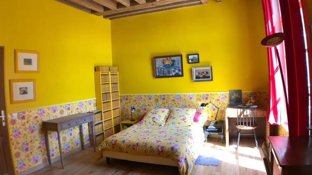 Chambre-jaune-vue-lit-double