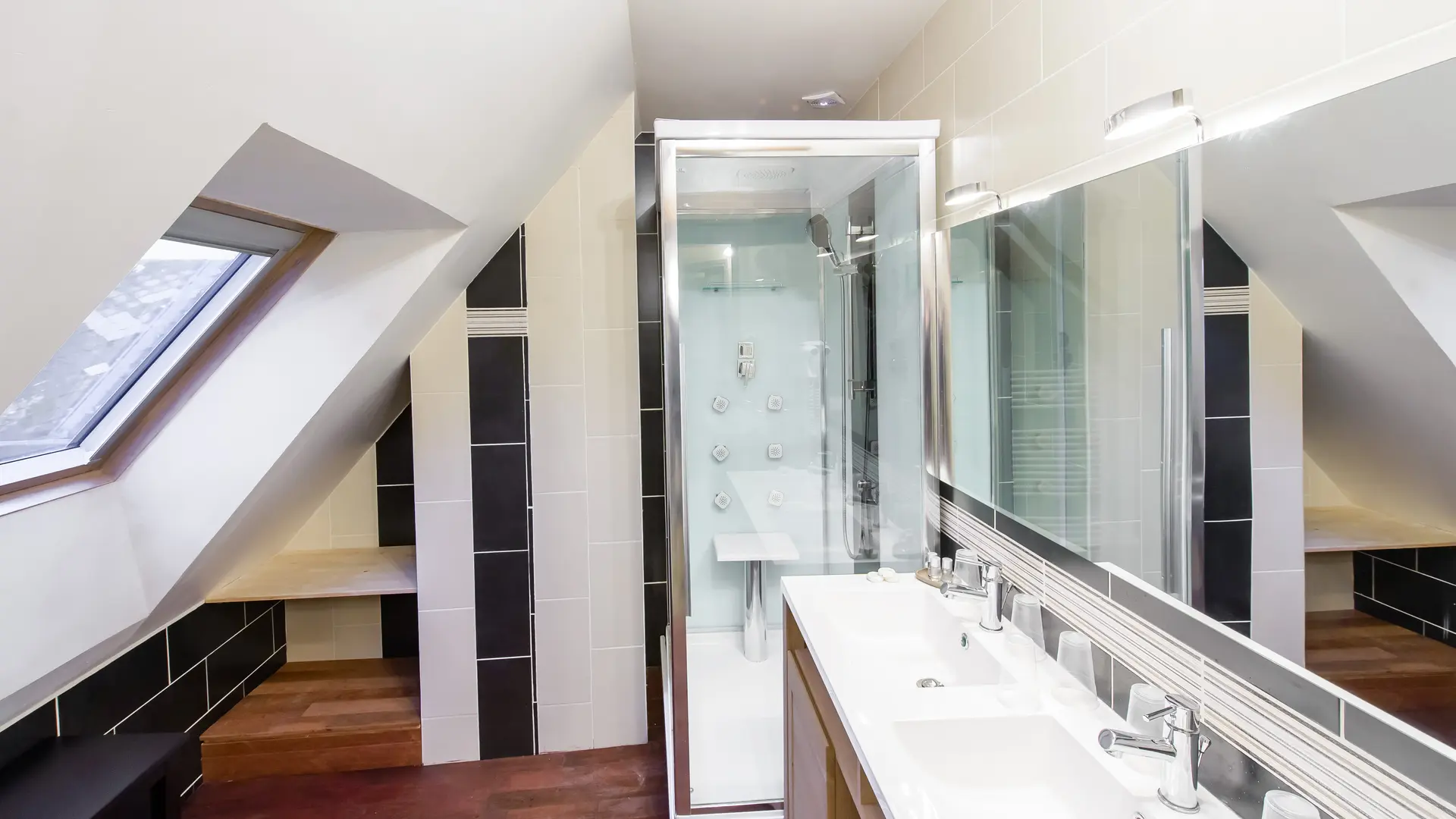 Les Lavandières - Salle de douche 2ème étage de la maison d'hôtes - 12 p