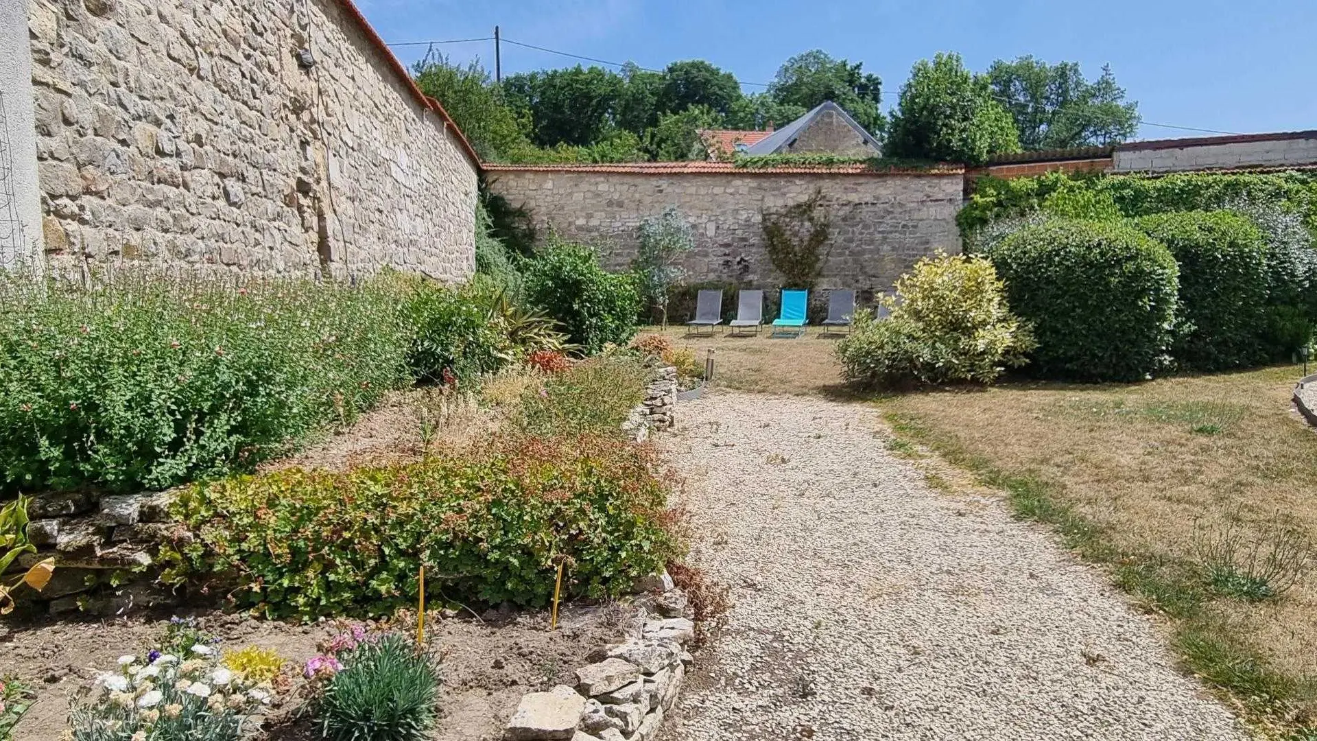 COUCY LES EPPES Le gîte de l'abeille
