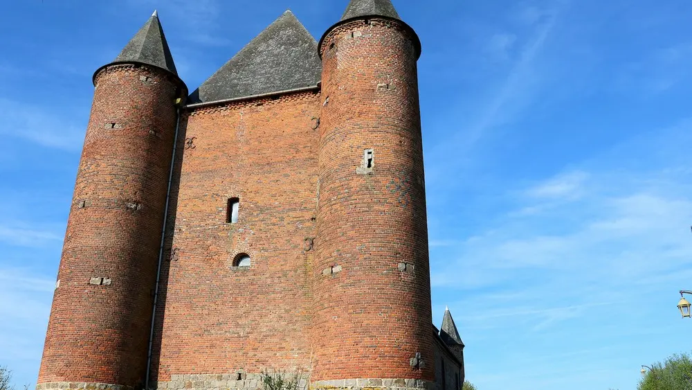 Eglise fortifiée < Englancourt < Thiérache < Aisne < Hauts-de-France