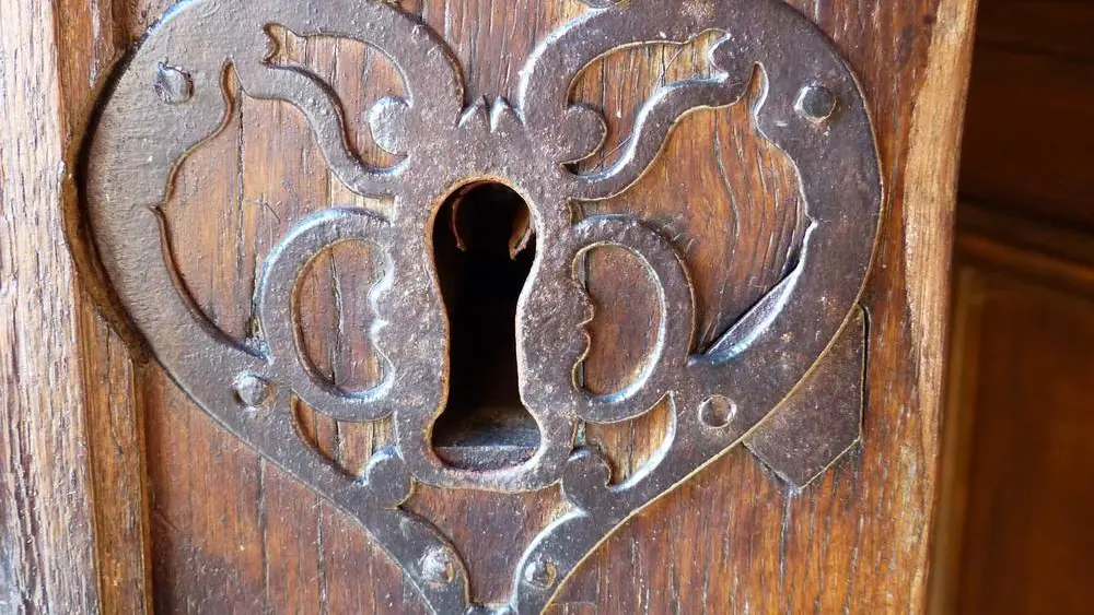 Serrure à l'église fortifiée de Plomion < Thiérache < Aisne < Picardie