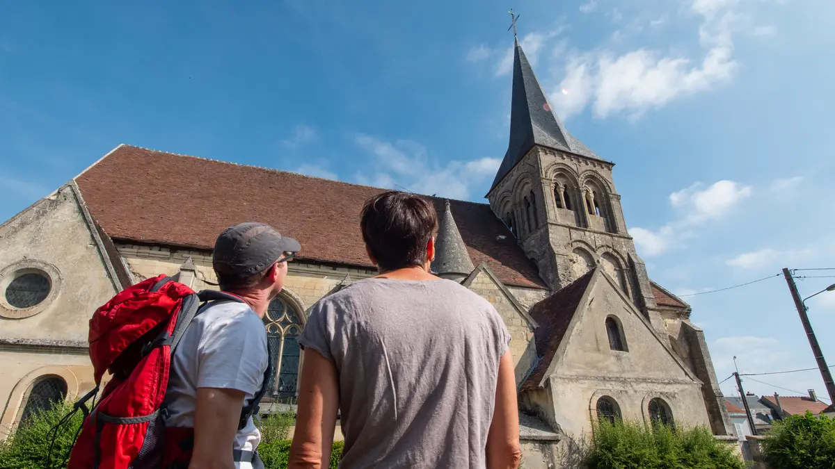 Randonnée dans le village de Neuilly-Saint-Front près de l'église