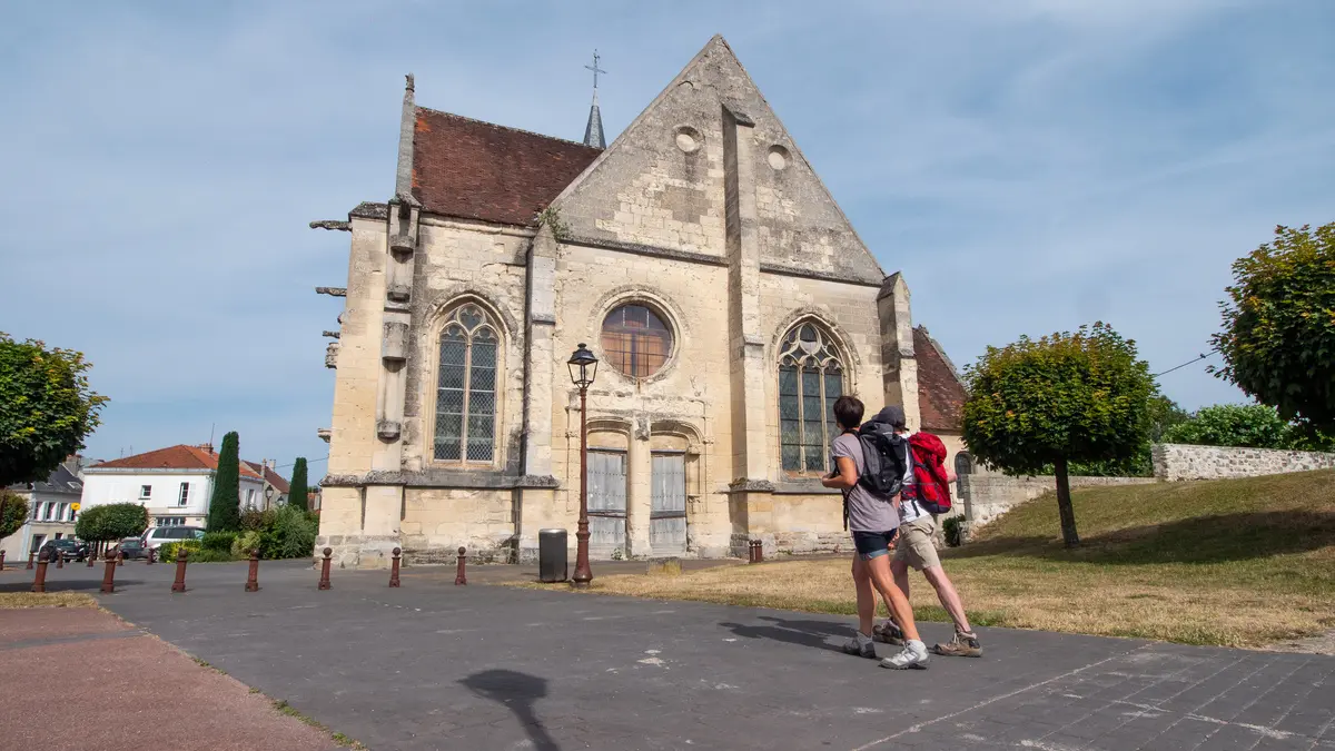 Randonnée dans le village de Neuilly-Saint-Front près de l'église