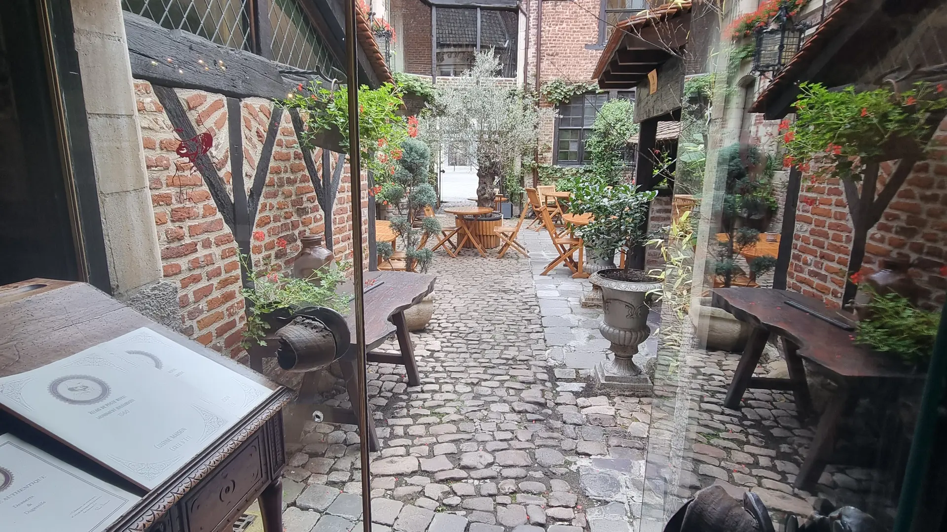 RestaurantAubergeBonFermier–Cour_VictorMichel