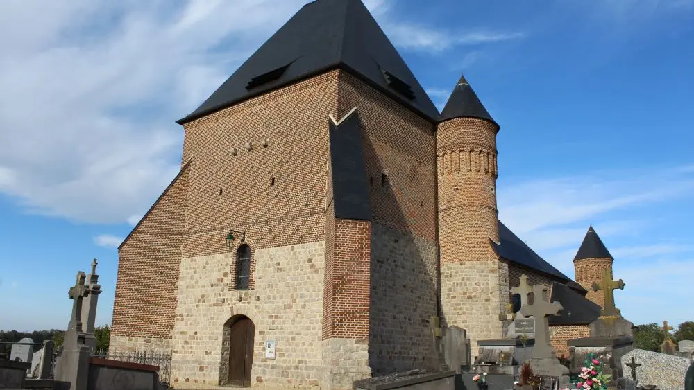 Eglise fortifiée < Flavigny-le-grand-et-Beaurain < Aisne < Picardie