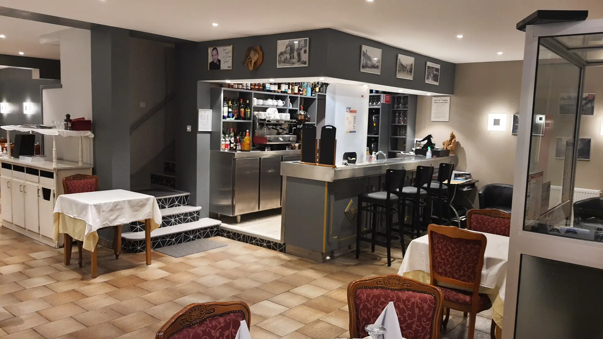 Salle et bar