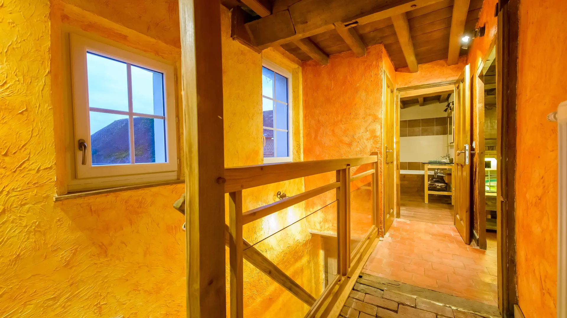 Les Lavandières -couloir du 1er étage de la maison d'hôtes - 12 p