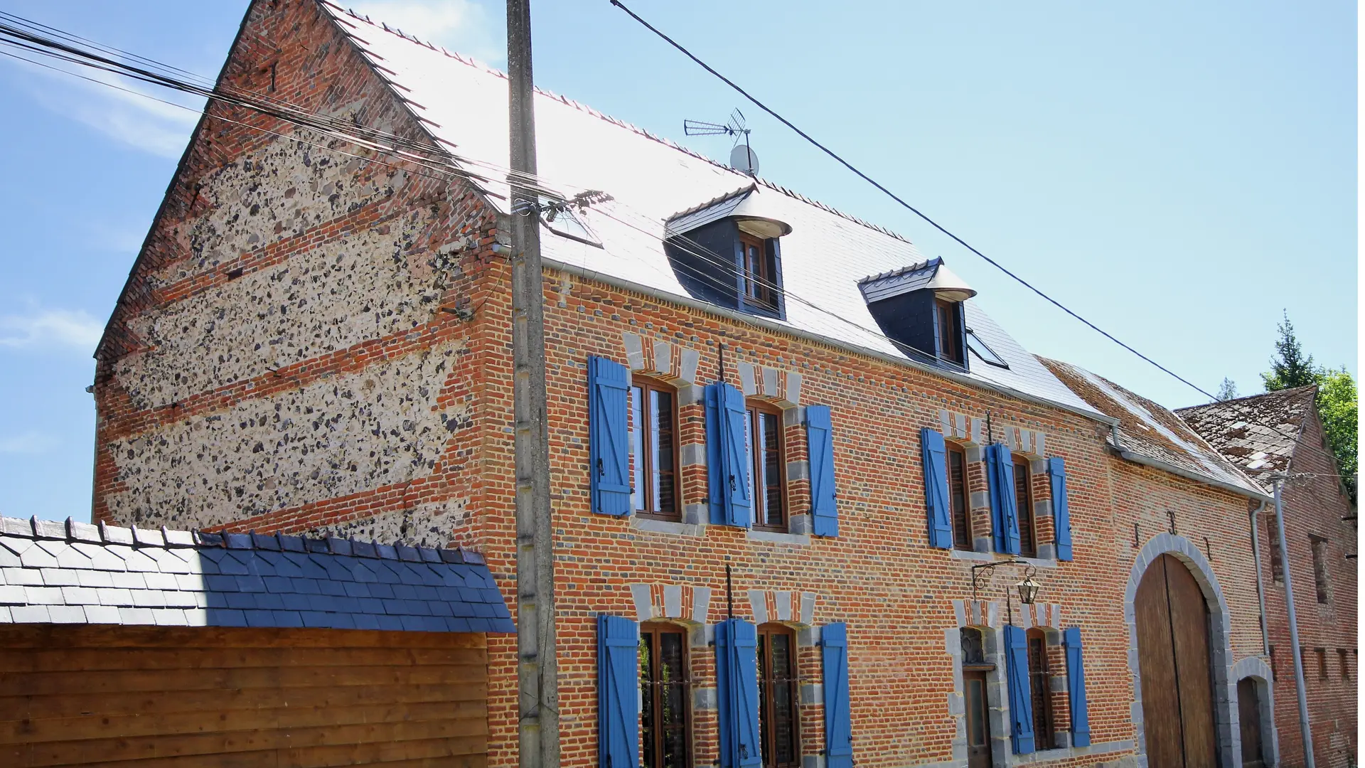 Les Lavandières - vue rue maison d'hôtes - 12 p