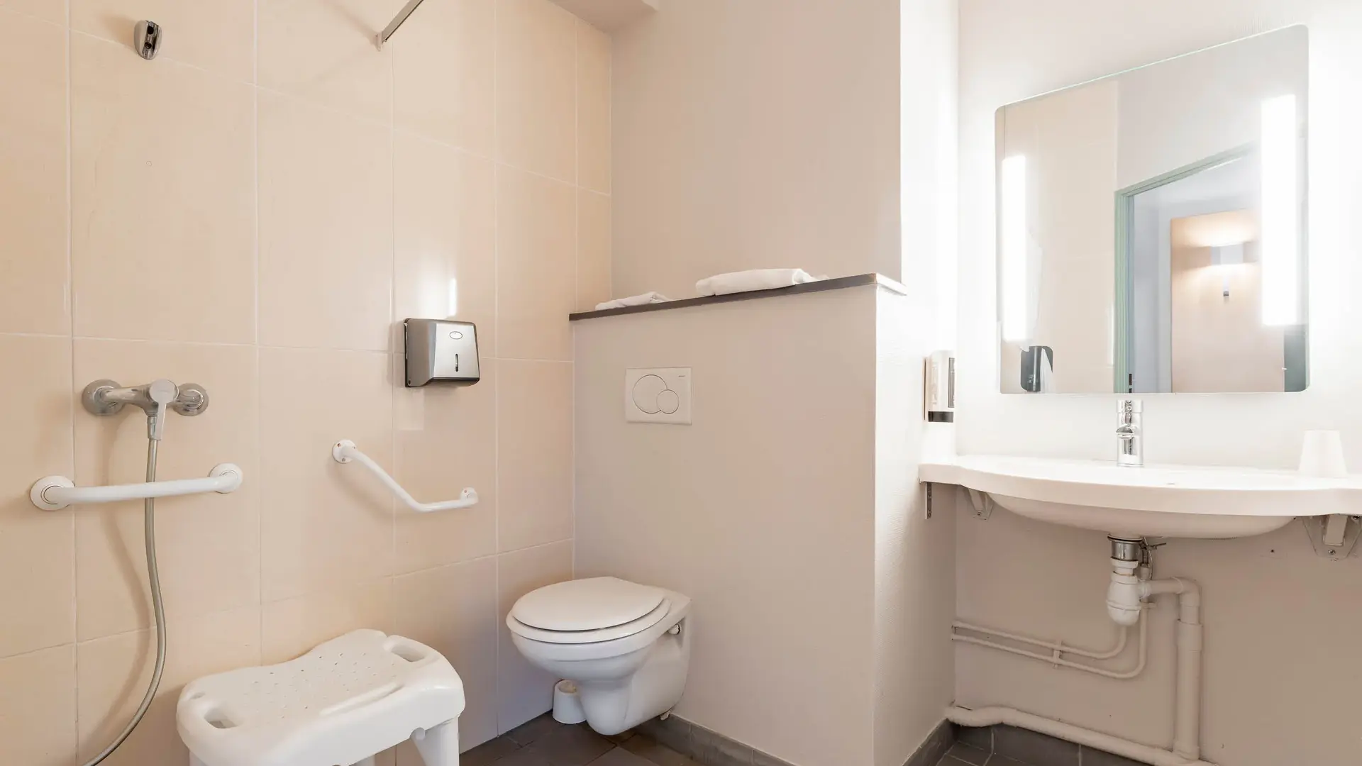 hotel-valenciennes_4516_accessible-bathroom-31307_0