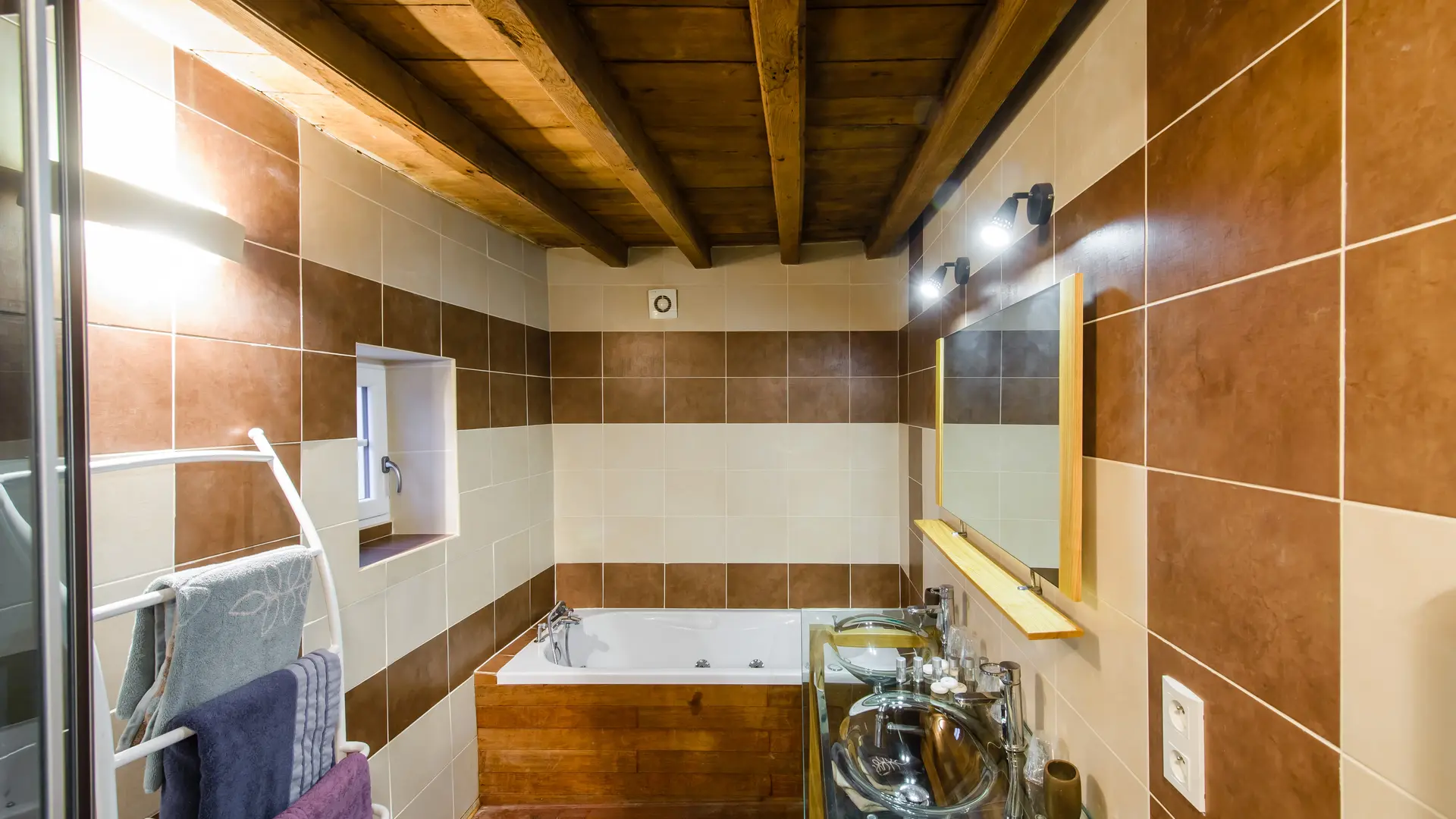 Les Lavandières - Salle de bain et douche 1er étage de la maison d'hôtes - 12 p