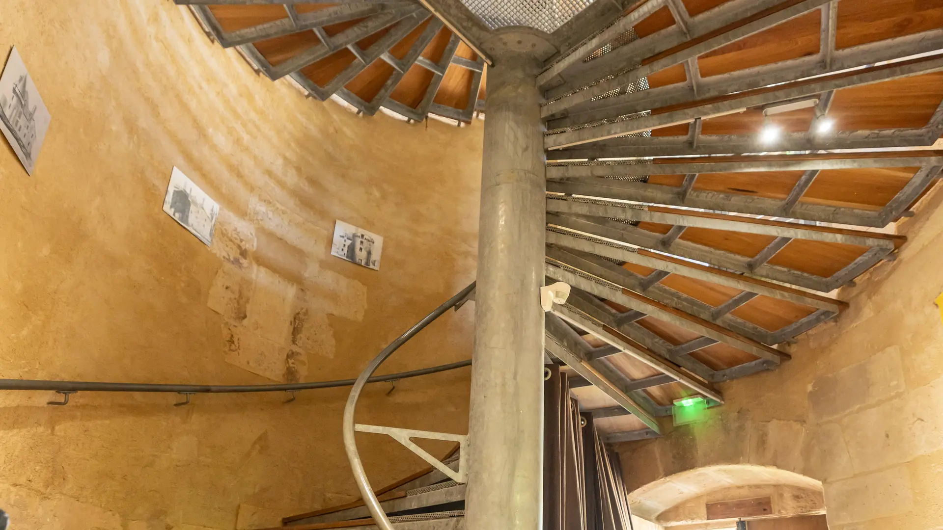 CDT 24 - Château Barrière - Villamblard - Escalier