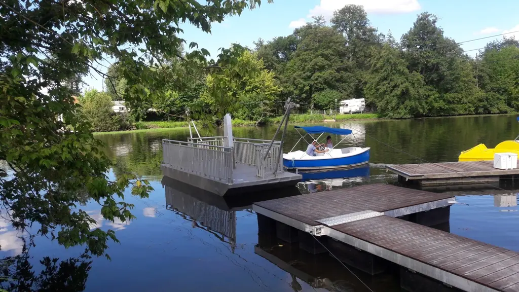 bac de traversée de la rivière