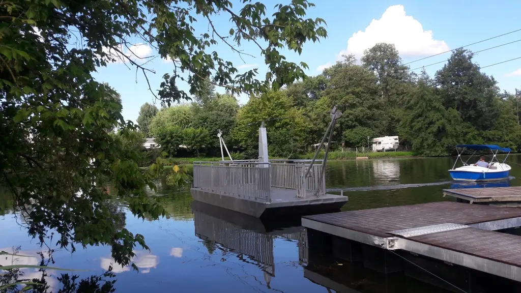 bac de traversée de la rivière