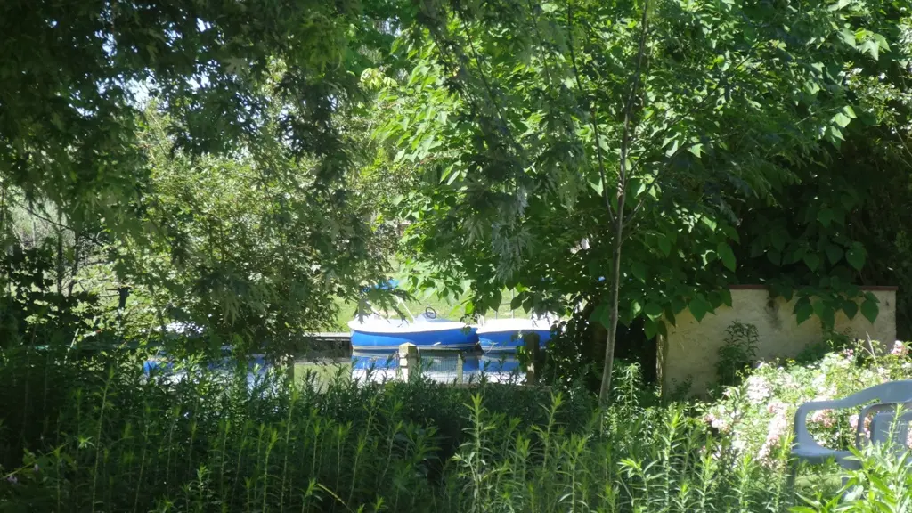 vue sur la base de loisirs sur la rive opposée