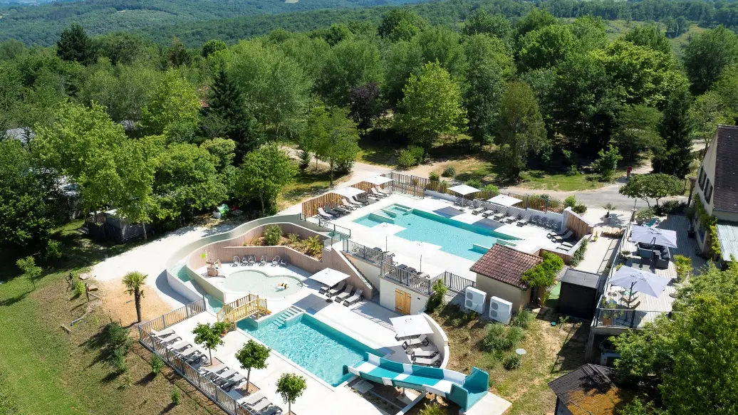 Camping Les Charmes - Vu espace aquatique