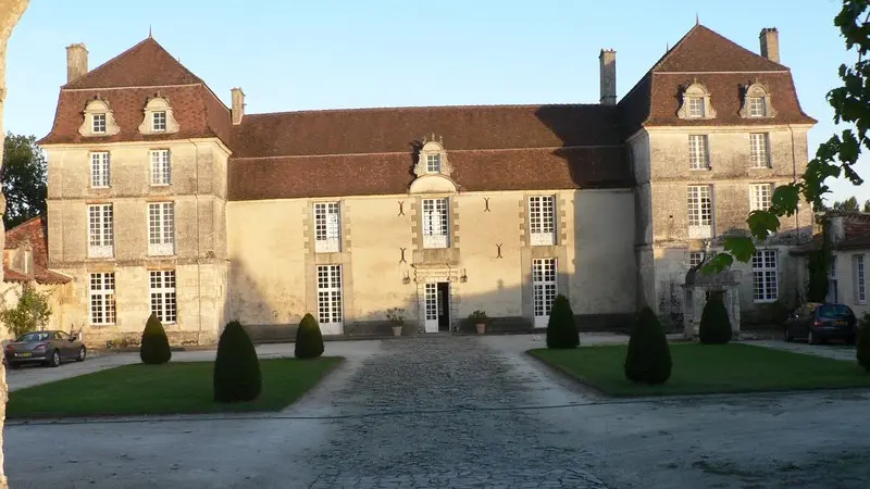 Château de Clauzuroux - Champagne Fontaines - Extérieur jpg