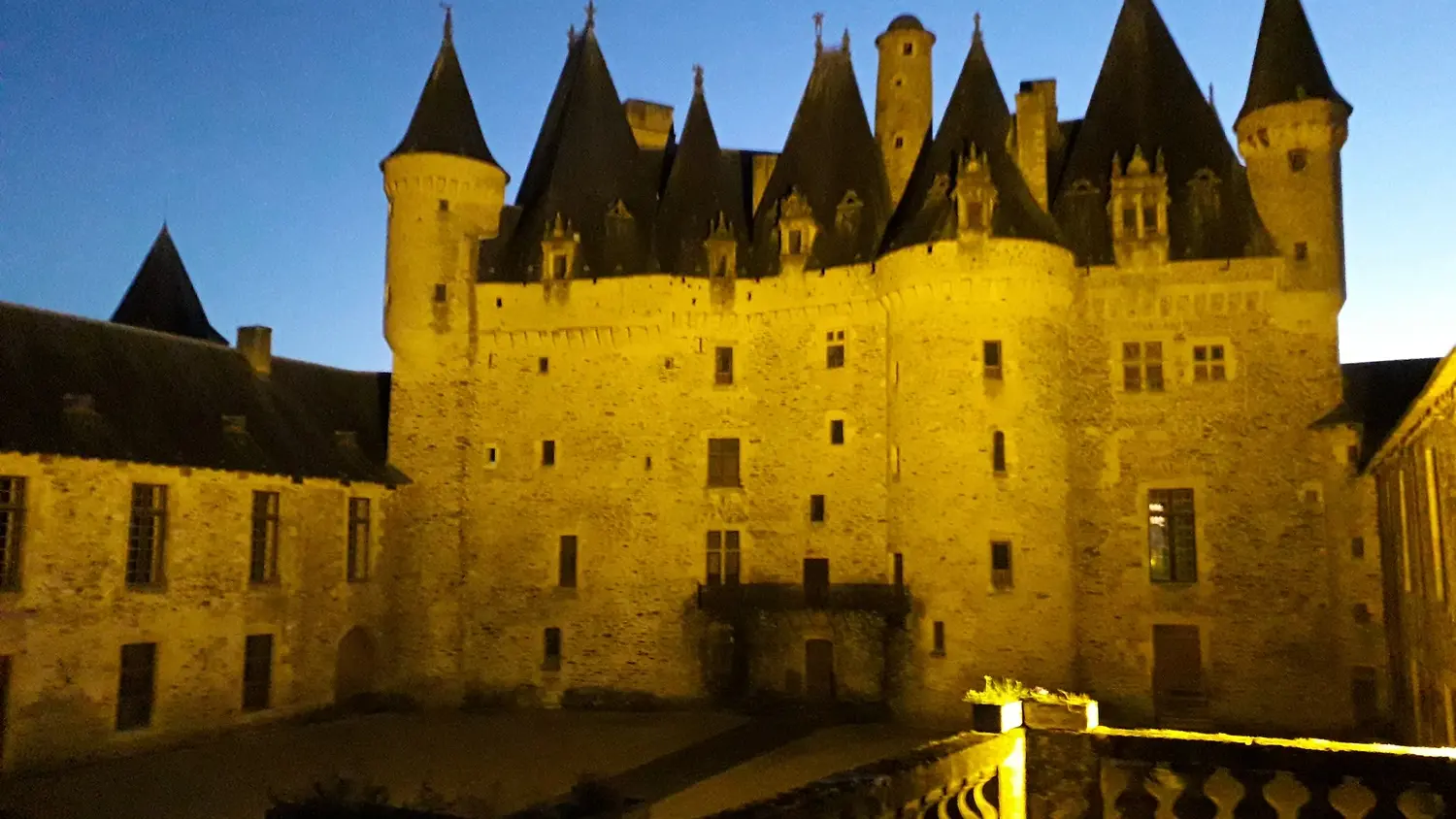 Château de Jumilhac vue de nuit