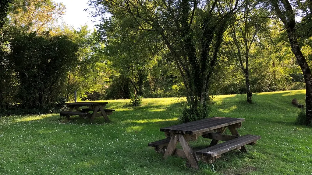 Les tables de l'aire de pique-nique du Duellas