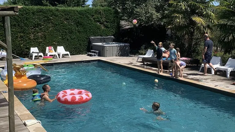 Gîte-Le-Guinot-piscine-enfants