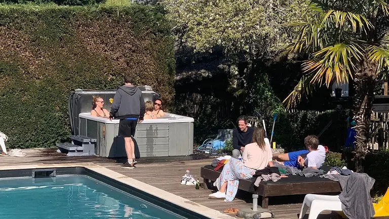 Gîte-Le-Guinot-piscine-jacuzzi-monde