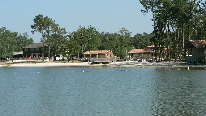 Une vue générale de l'étang