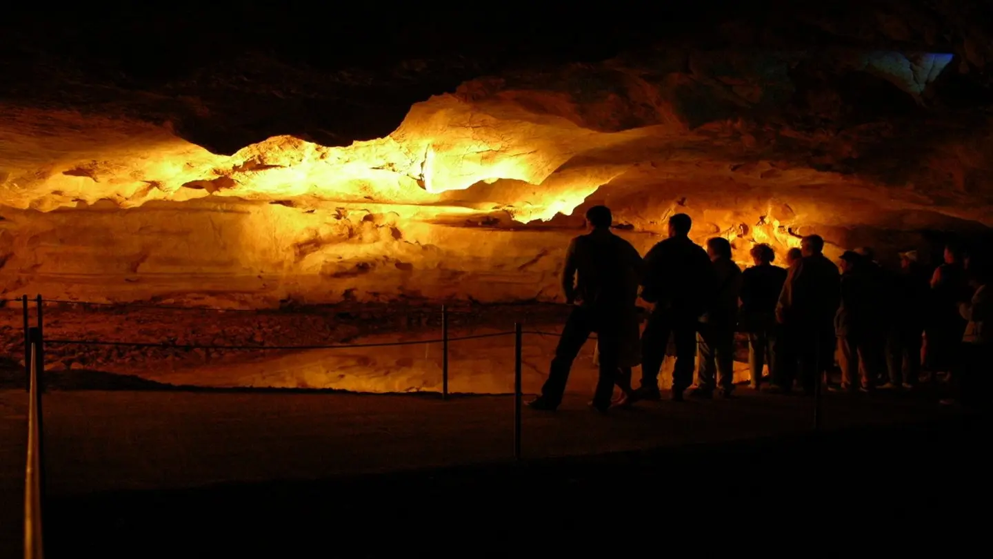 Grottes-de-Sare-gens-lac 1440x900