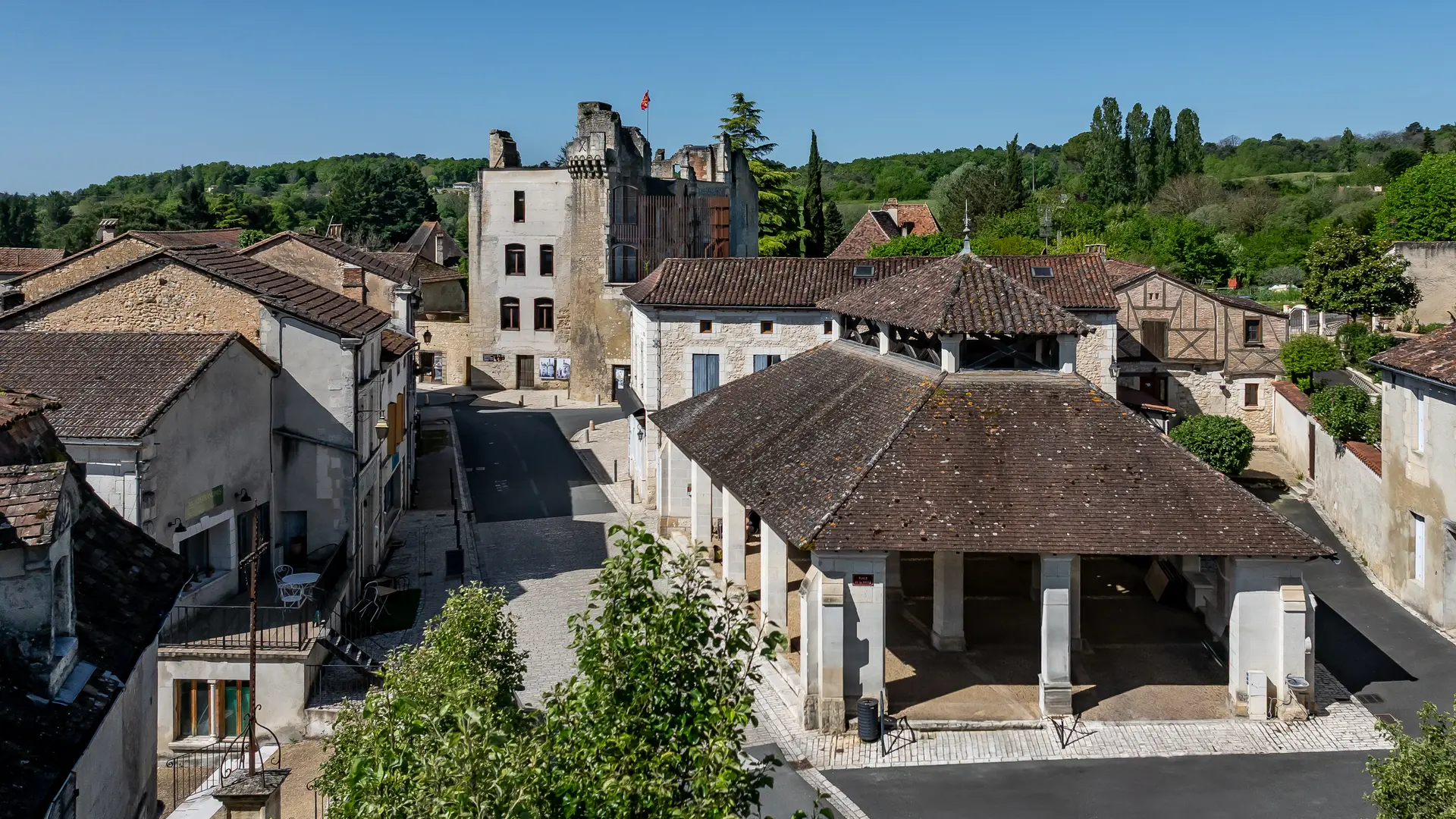 CDT 24 - Château Barrière - Villamblard - Vue avec halle