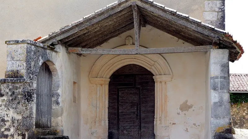 Eglise de Cantillac porche d'entrée