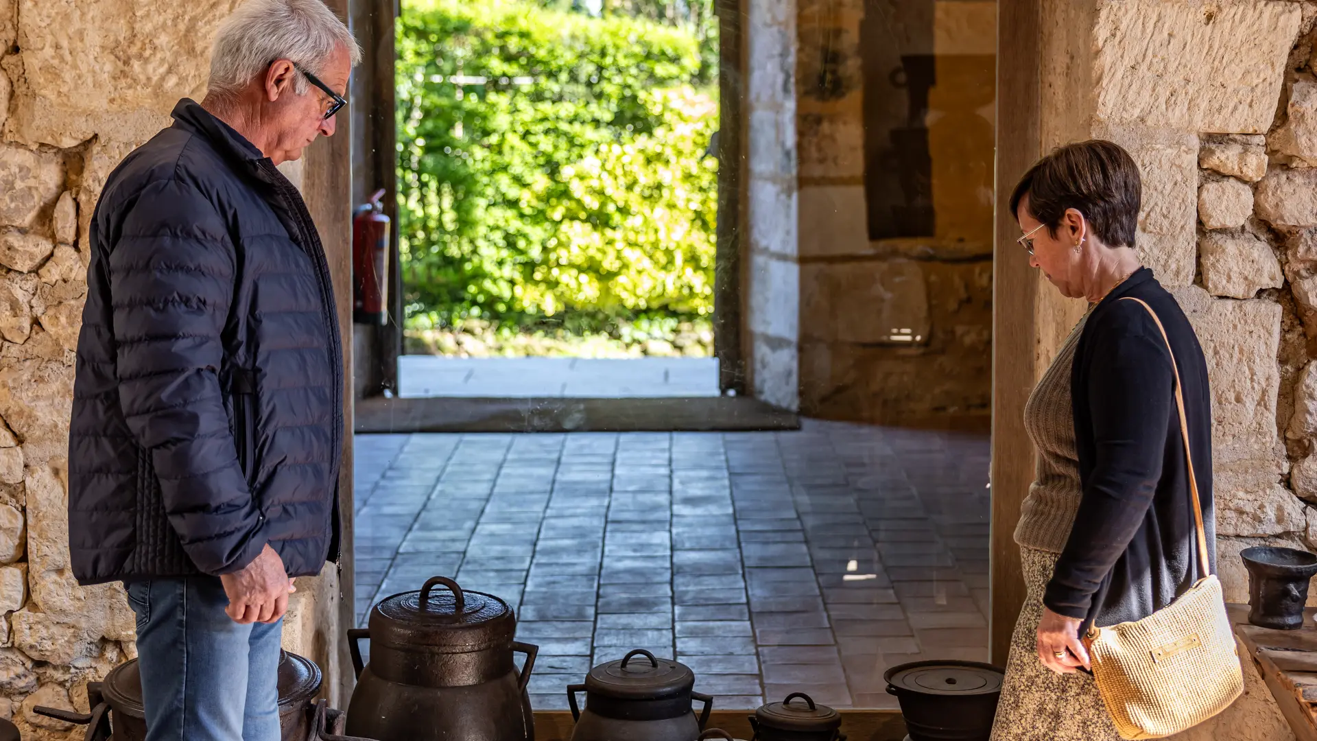 CDT 24 - Château Barrière - Villamblard - Forge avec couple