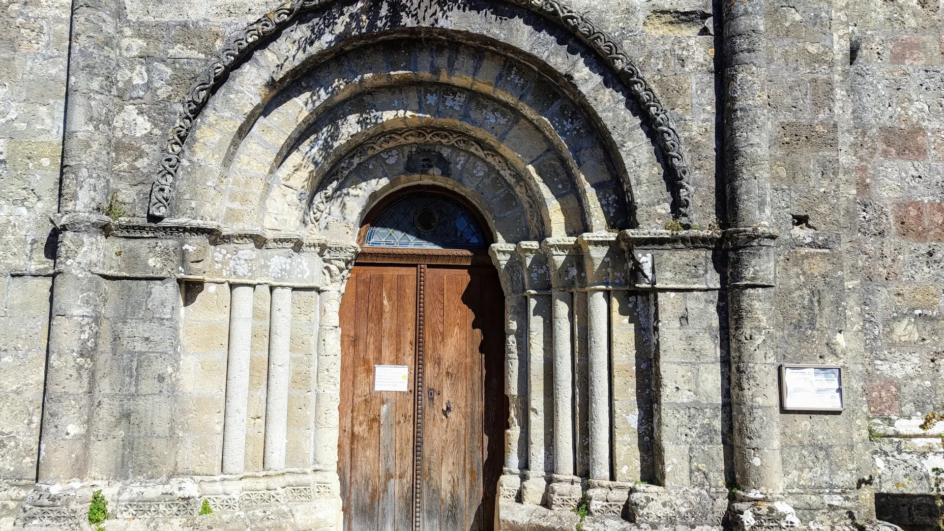 Portail de l'église Saint-Michel - Saint-Michel-de-Montaigne