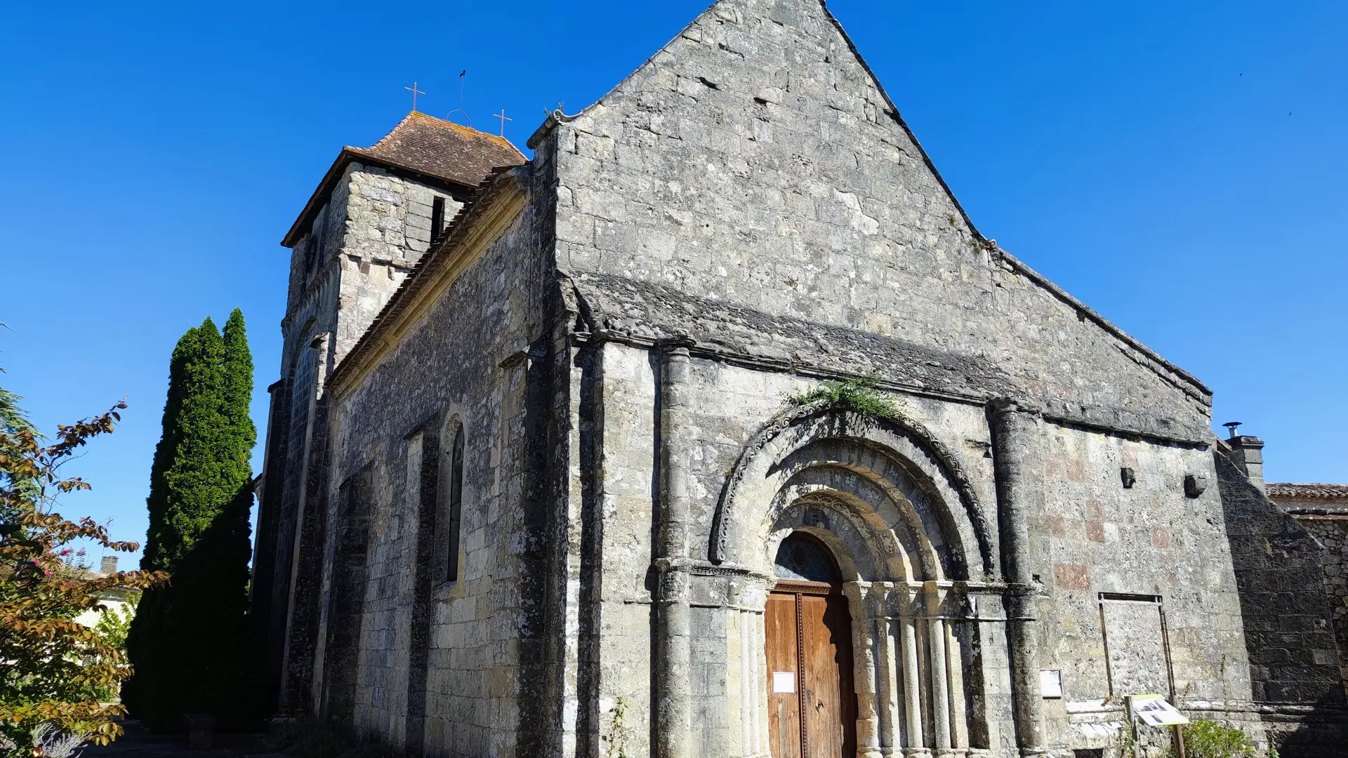 Façade et portail de l'église Saint-Michel - Saint-Michel-de-Montaigne