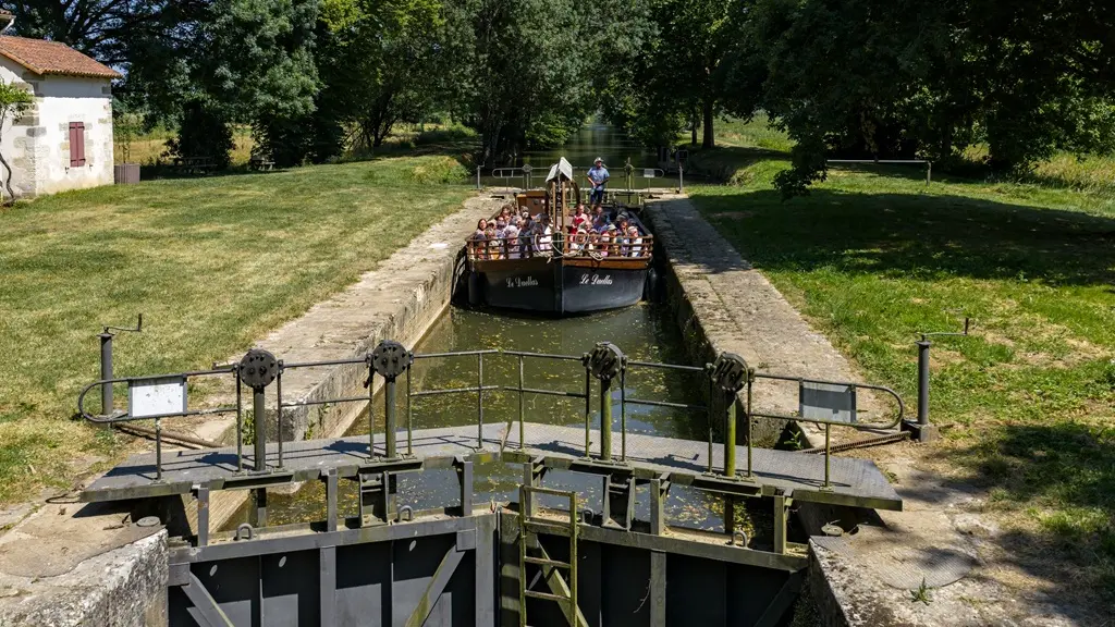 Moulin du Duellas-gabare-ecluse-a-porte-vallee-isle-perigord