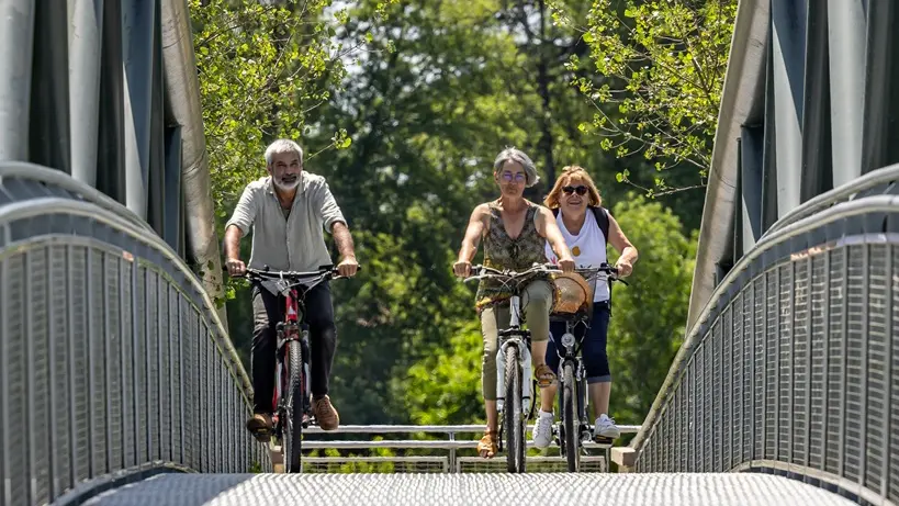 Moulin du Duellas-passerelle-velos-face-vallee-isle-perigord