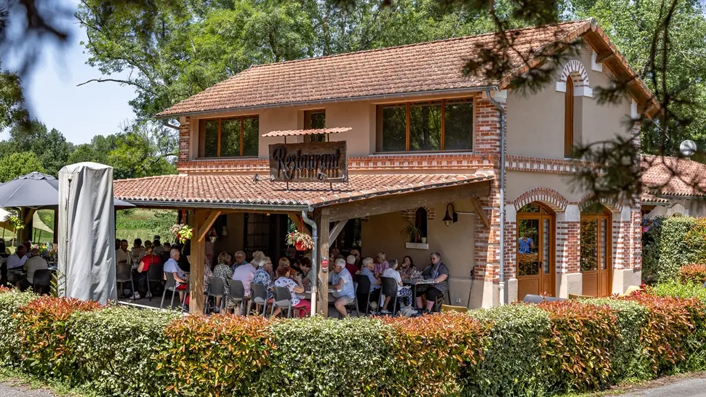 Moulin du Duellas-restaurant-terrasse-pres-vallee-isle-perigord